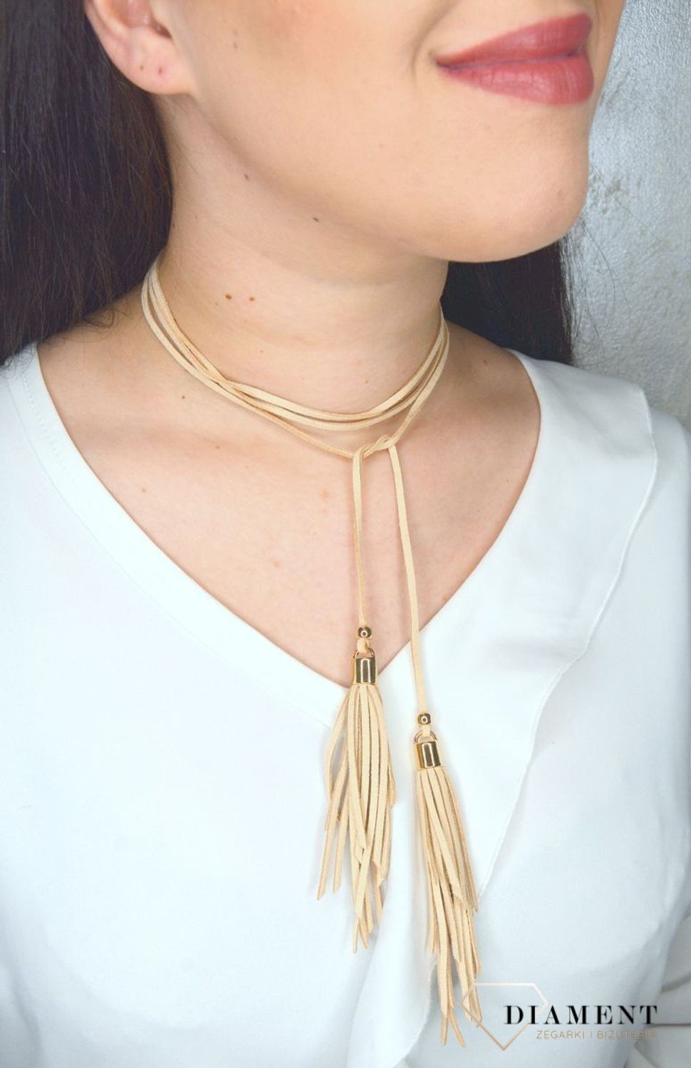 Naszyjnik choker beżowy rzemyk z chwostami i złotymi dodatkami DIA-NSZ-0077-BEŻ Ż. Ciekawy, oryginalny naszyjnik choker to dodatek idealny na lato.jpg